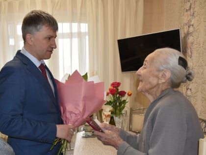 Глава города Алексей Соколов вручил медаль «80 лет Победы в Великой Отечественной войне 1941-1945 гг.» Наталье Ивановне Обуховой, труженице тыла