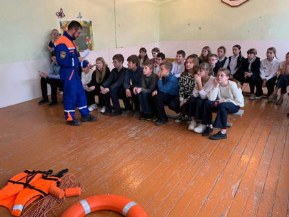 Спасатели провели занятие со школьниками на Володарке