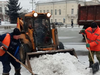 Коммунальные службы города оперативно убирают выпавший снег