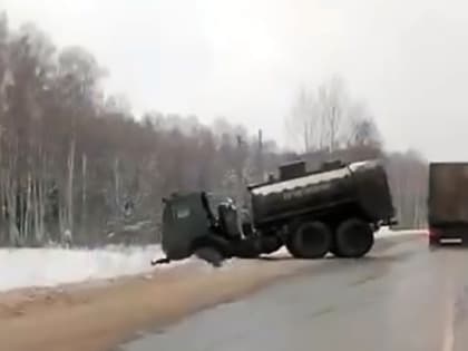 Во Владимирской области колонна военных грузовиков попала в аварию