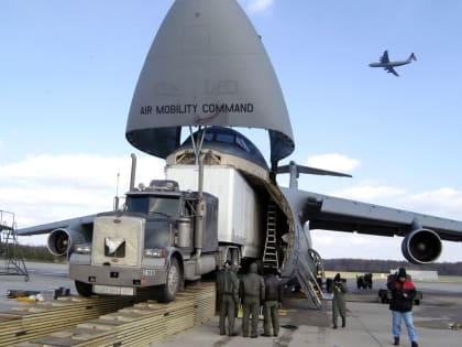 США поставляют Украине оружие самолетами без бортовых номеров