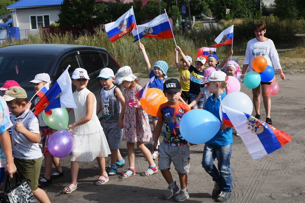 Гусь с российским флагом