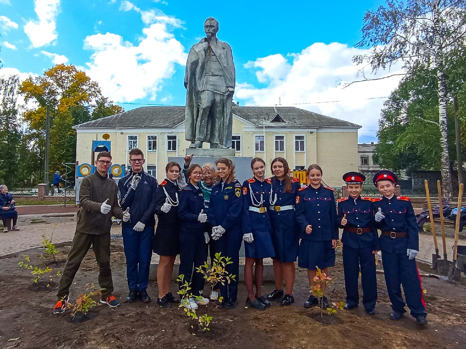 Дзержинские новости сегодняшний выпуск. Феликс Эдуардович Дзержинский памятник. Памятник школе. Памятник летчика Мартынлва ковров. Владимирская область.