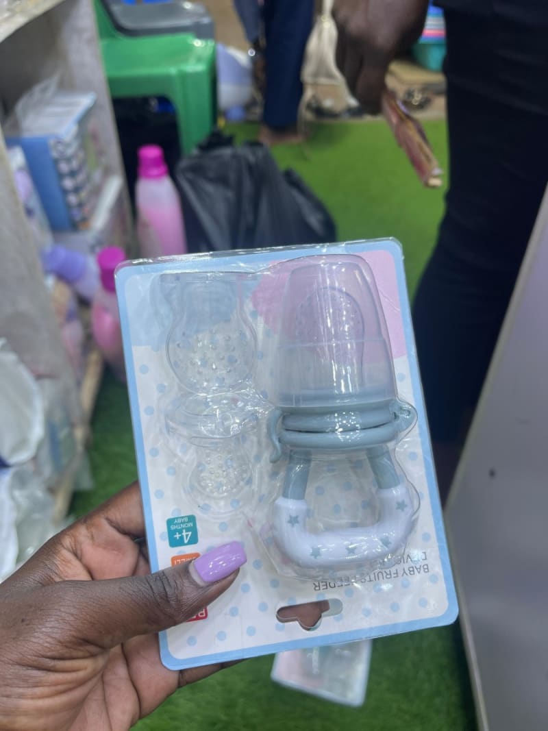 Baby fruit feeder