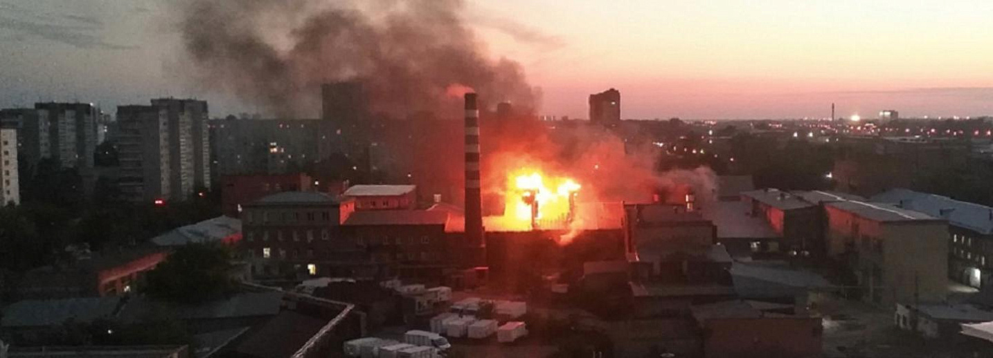 В пятницу вечером горит. Хлебозавод Восход Новосибирск пожар. Пожар на хлебозаводе. Пожар в Новосибирске. Пожар на Восходе.