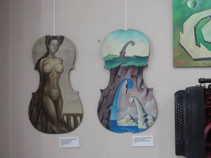 Человек-театр Владимир Авдеев открыл выставку с погибшими скрипками