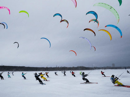 Сноукайтингом и подлёдной рыбалкой отметили Новый год на пляже «Звезда»