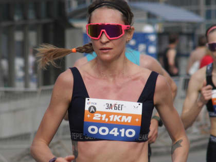 Новосибирцы пробежали полумарафон при аномальной жаре: очень горячие фото