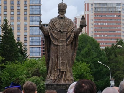 Бронзовый памятник Николаю Чудотворцу открыли в центре Новосибирска