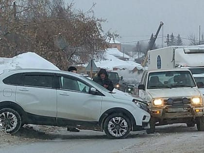 ДТП с Feroza и XRay собирает пробку на узкой улице в Новосибирске