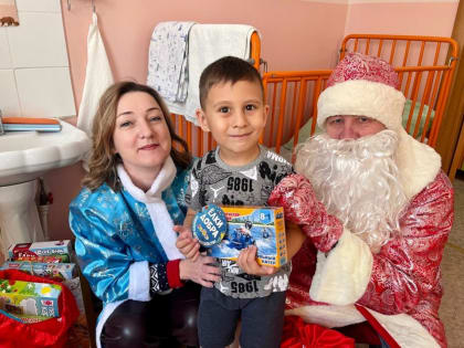 Маленькие пациенты больницы в Кольцово получили новогодние подарки
