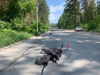 Новосибирский подросток на мотоцикле на Зеленой горке врезался в «Тойоту»