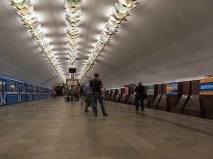 Девушка упала перед поездом в метрополитене Новосибирска