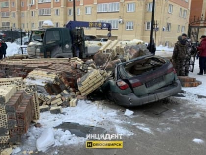 В Новосибирске кирпичная арка раздавила легковой автомобиль
