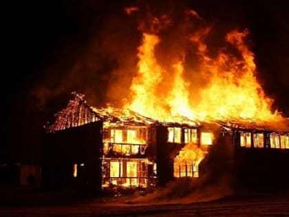Двоих человек эвакуировали из горящего дома в Новосибирской области