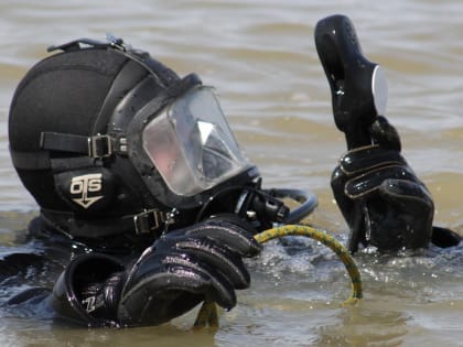 Водолазы наощупь обследуют дно Бугринского пляжа перед летним сезоном