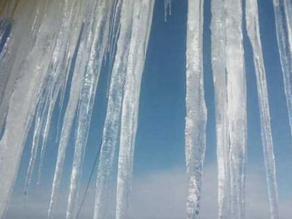 Спасатели предупреждают новосибирцев об опасных сосульках