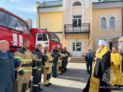 Семь новых пожарных автоцистерн освятили в Новосибирске