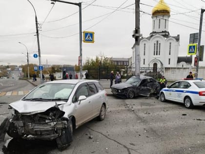 В Новосибирске после аварии на перекрестке водитель попал в больницу