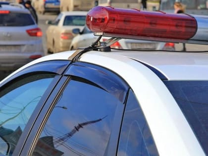 Иномарка на большой скорости врезалась в самосвал в Новосибирске