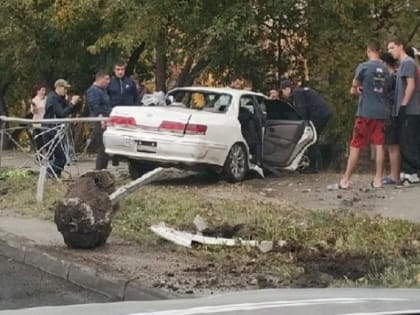 Водитель иномарки врезался в ограждение и погиб в Новосибирске