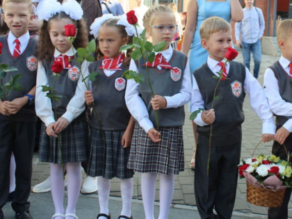 Кто больше: в одной из школ Новосибирска на линейку пришли 15 первых классов