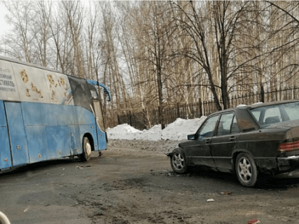 Автобус столкнулся с автомобилем в Ленинском районе Новосибирске