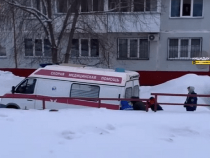 Автомобиль скорой помощи попал в снежный плен в Новосибирске