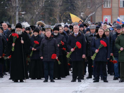 Андрей Травников в День защитника Отечества возложил цветы к Вечному Огню на Монументе Славы