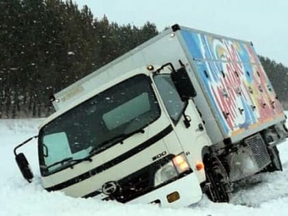 Под Новосибирском водитель грузовика вторые сутки ночует на трассе