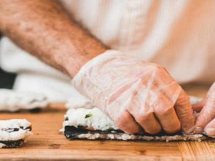 В Новосибирске более 10 человек отравились роллами из кафе «Японори суши»