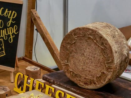 Мешки и косы из сыра налепили на чемпионате сыроделов в Новосибирске