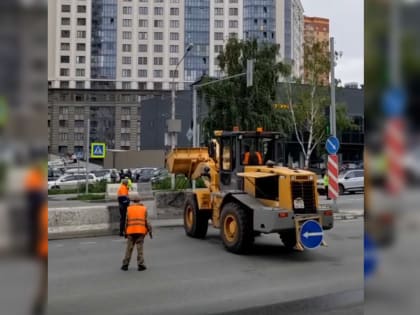 В Новосибирске убирают бетонные блоки, блокирующие выезд из Панорамы