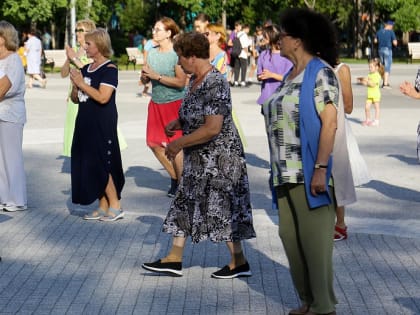 В Новосибирске в парках и скверах начинают работать танцплощадки