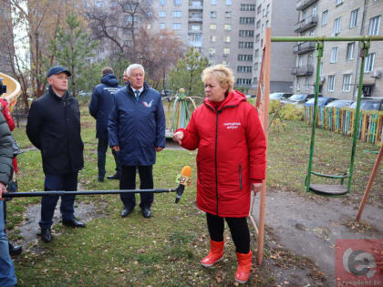 «Даю три часа на демонтаж»: после инспекции ОНФ в Новосибирске убрали опасные качели