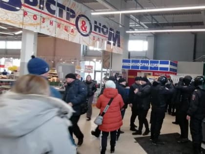 О задержании подростков в бердском ТЦ «Астор» сообщают очевидцы