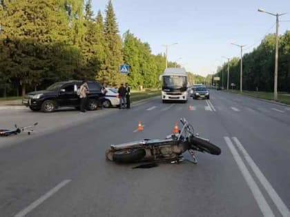 Мотоциклист и велосипедист не поделили «зебру» в Академгородке: есть пострадавший