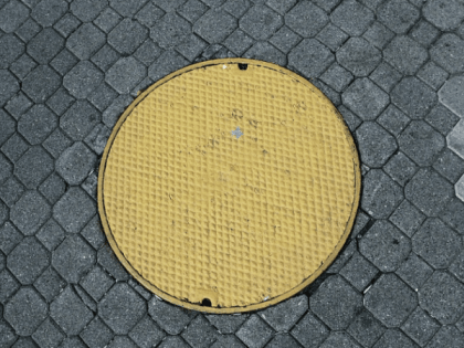 Мальчик упал в открытый канализационный люк в Новосибирске. Проводится проверка