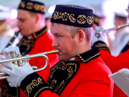 В ритме марша: как отметили День города на площади Ленина