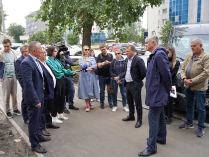 Депутаты «Единой России» провели мониторинг пешеходных тротуаров в Новосибирске