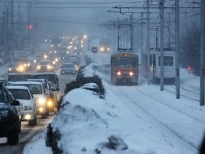 Предновогодний Новосибирск сковали девятибалльные пробки