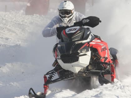 Гонки на снегоходах устроили на Ключ-Камышенском плато: 38 эффектных фото