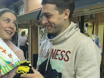 Актёры театра Афанасьева перевозят реквизит в новое место: фото на память