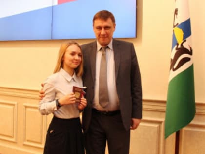 Школьникам Новосибирской области вручили паспорта в честь Дня Конституции РФ