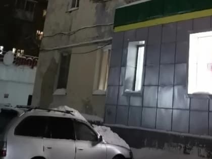 Глыба льда упала на припаркованный у дома автомобиль