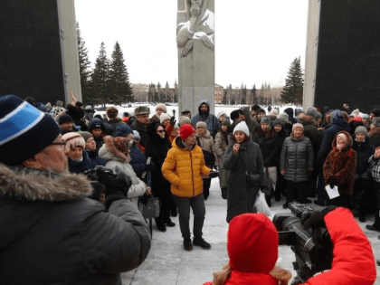 Новосибирские ветераны защищают Монумент Славы от антиваксеров