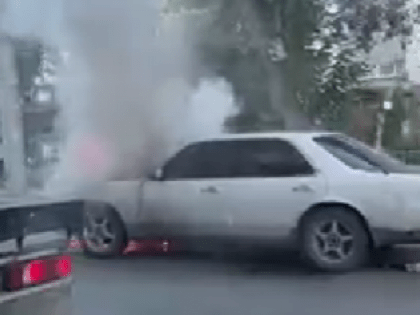 На Дуси Ковальчук в Новосибирске горел автомобиль Nissan