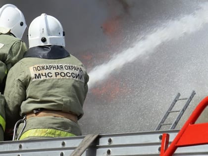 Крыша пятиэтажного дома загорелась в Новосибирске — жильцов эвакуировали