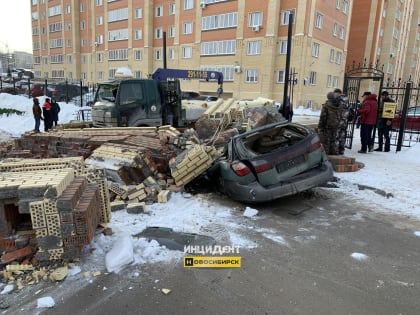 Новосибирец чудом спасся: кирпичная арка рухнула на автомобиль