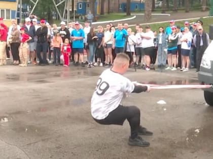 Поднимают брёвна и двигают машины на спартакиаде ГУФСИН в Новосибирске